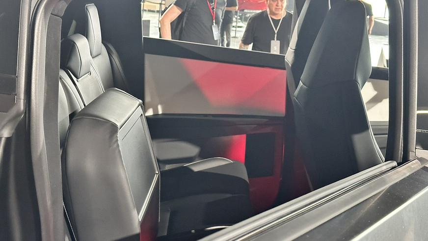 Cybertruck вблизи и внутри. Первые подробности на видео