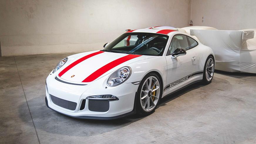 На продажу выставлен автовоз, загруженный редкими Porsche