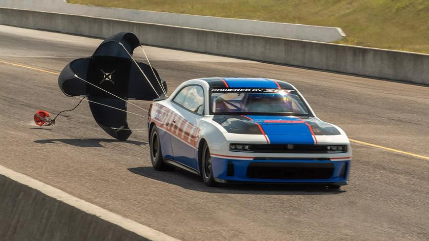 Dodge Charger всё же получил V8, но ездить на нём по дорогам нельзя