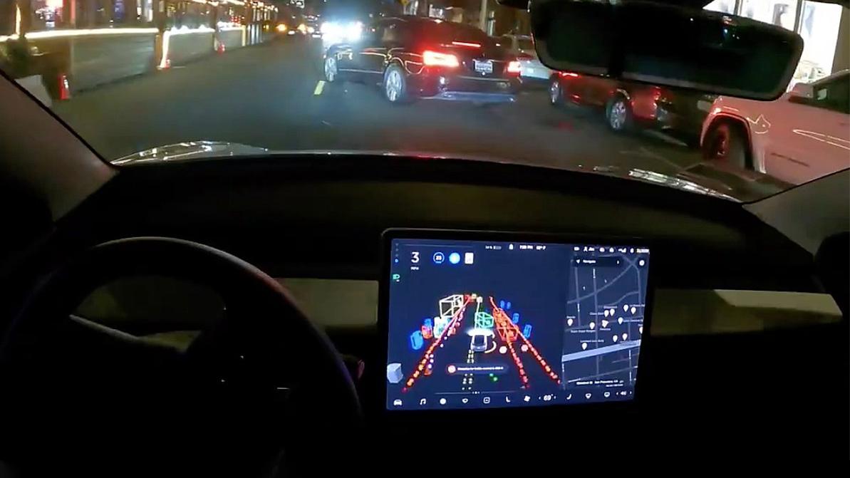 Автопилот Tesla в условиях ночного города