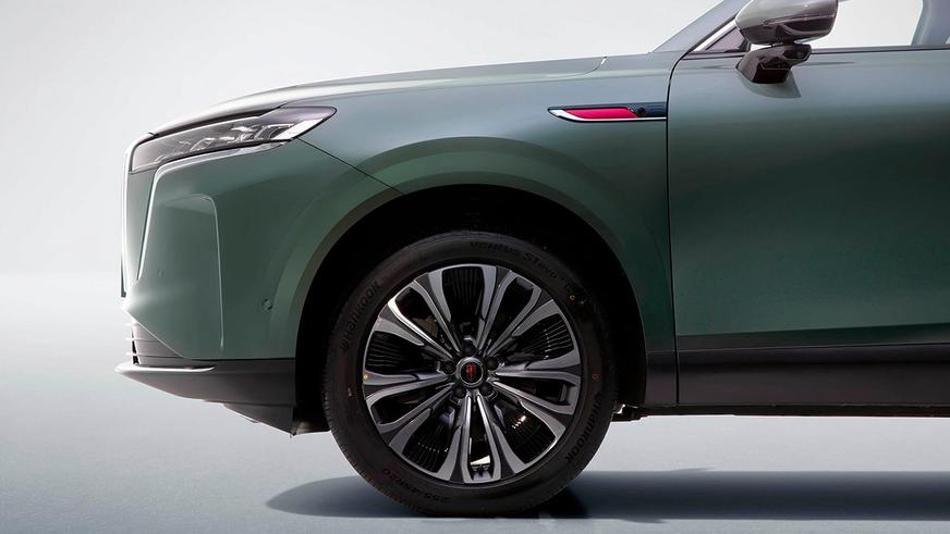 В Китае назвали цены на рекордный гибрид Hongqi