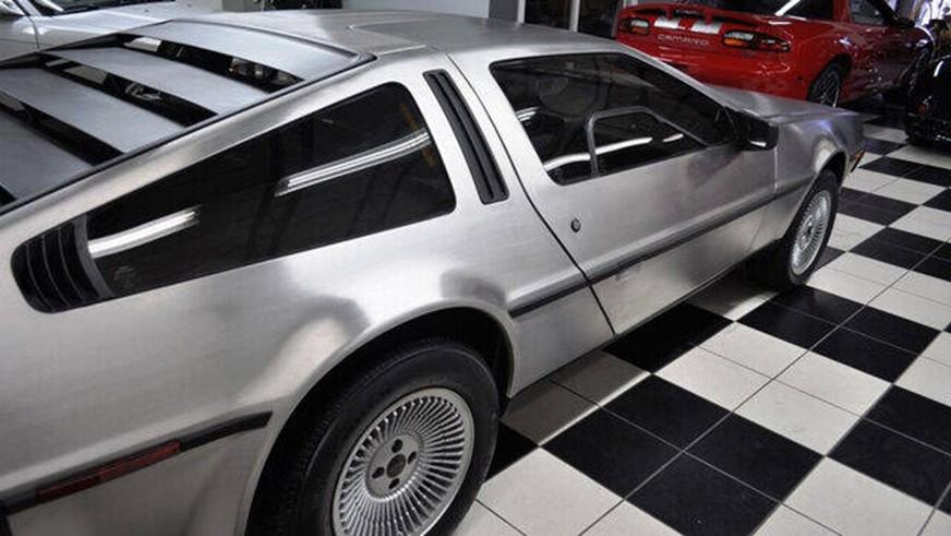 На продажу выставили DeLorean, простоявший в гараже 36 лет