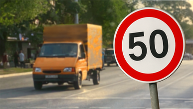 Разъезд правыми бортами на перекрёстке и новые знаки: что изменится в ПДД?