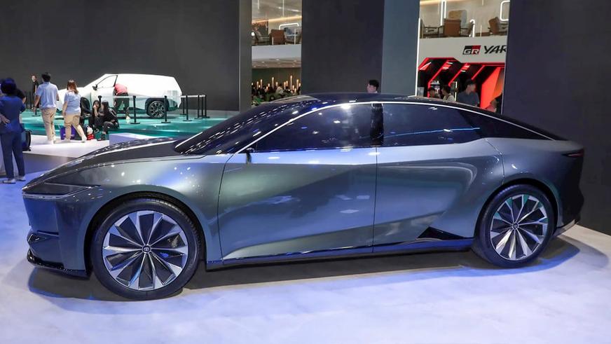 Toyota представила в Китае новый электроседан bZ7
