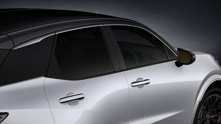 У Lexus появился небольшой, но злой кроссовер на механике