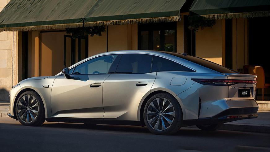 Электроседан Toyota bZ7 поступил в продажу по цене от 12.8 млн тенге