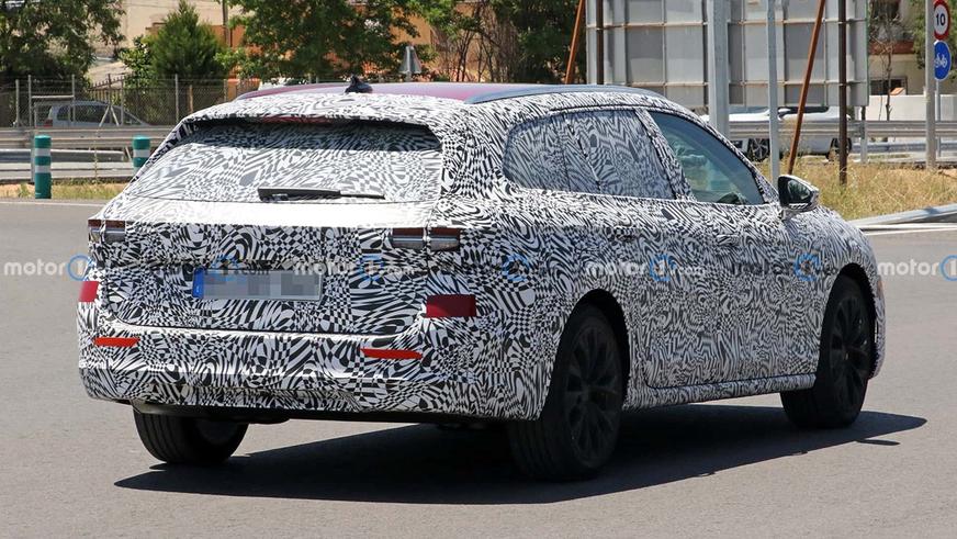 Универсал Škoda Superb нового поколения попался фотошпионам