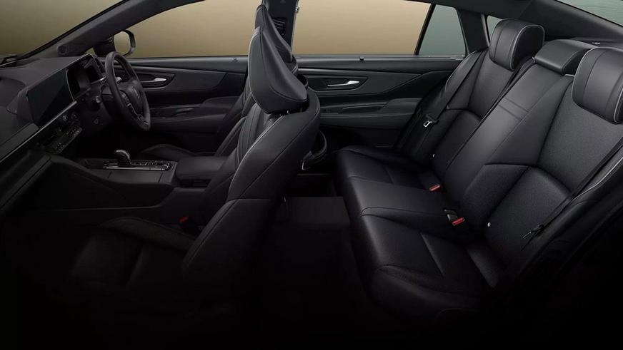 Юбилей Crown в Toyota отметили сразу двумя спецверсиями