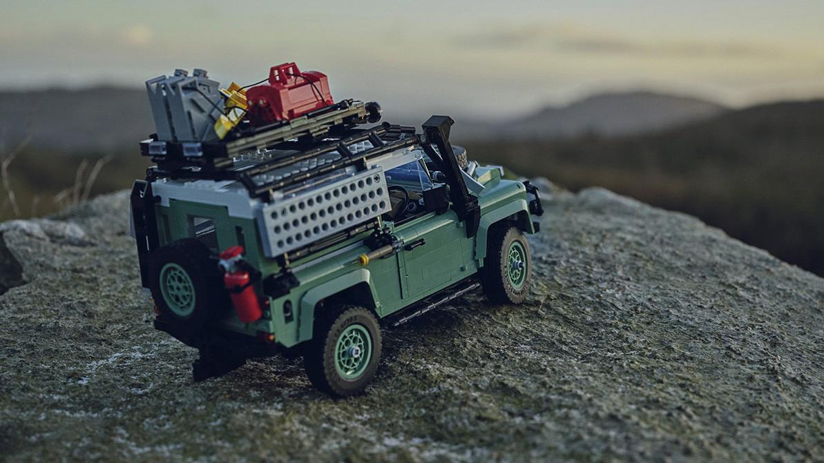 Lego спрятала новый конструктор для сборки Defender в глухом лесу