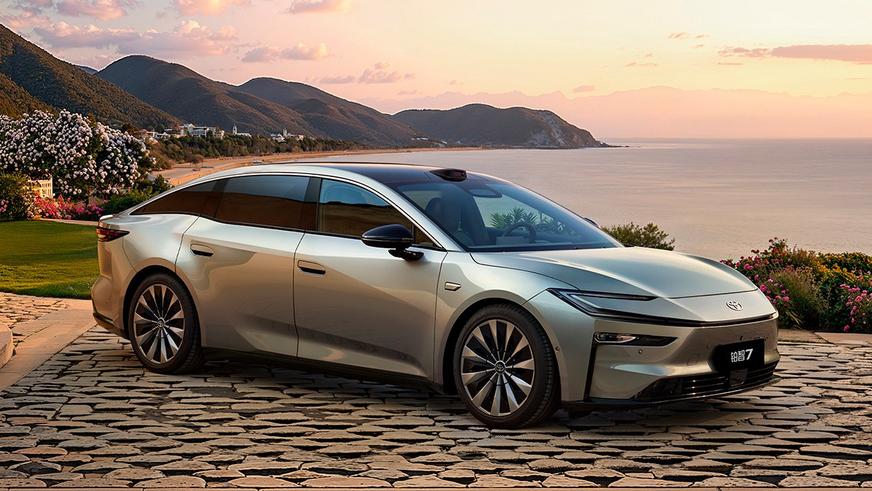 Toyota представила электрический седан для Китая