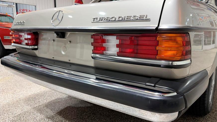 На торгах замечен Mercedes-Benz W123 почти без пробега