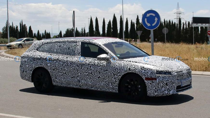 Универсал Škoda Superb нового поколения попался фотошпионам