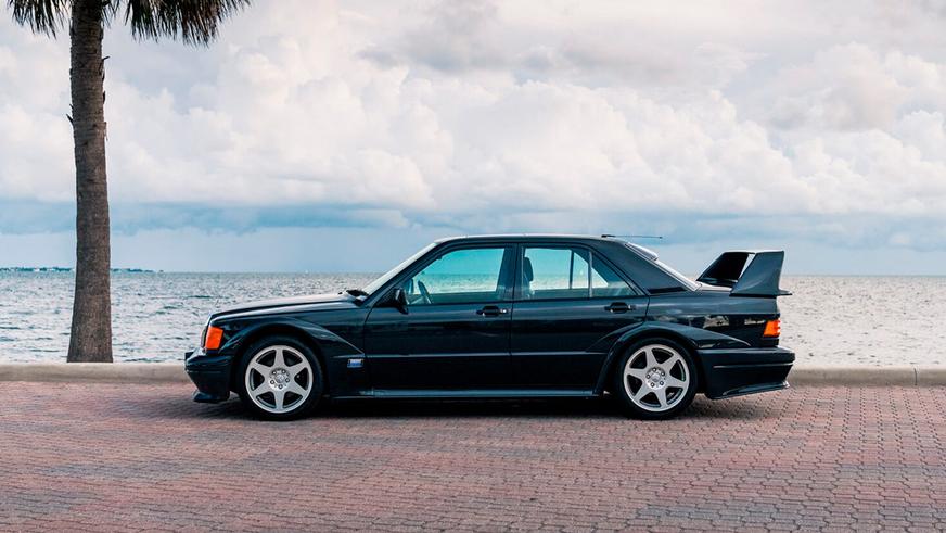В продаже появился уникальный Mercedes-Benz 190E Evo II. Он новый