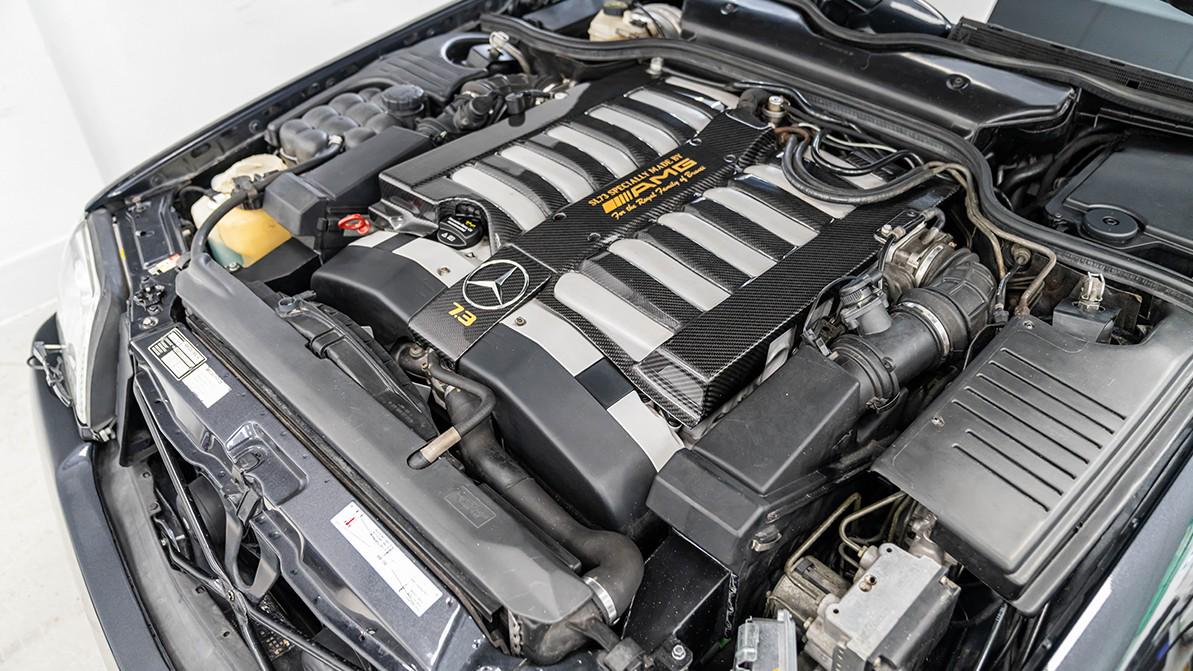 На продажу выставили очень редкий Mercedes-Benz SL с огромным V12