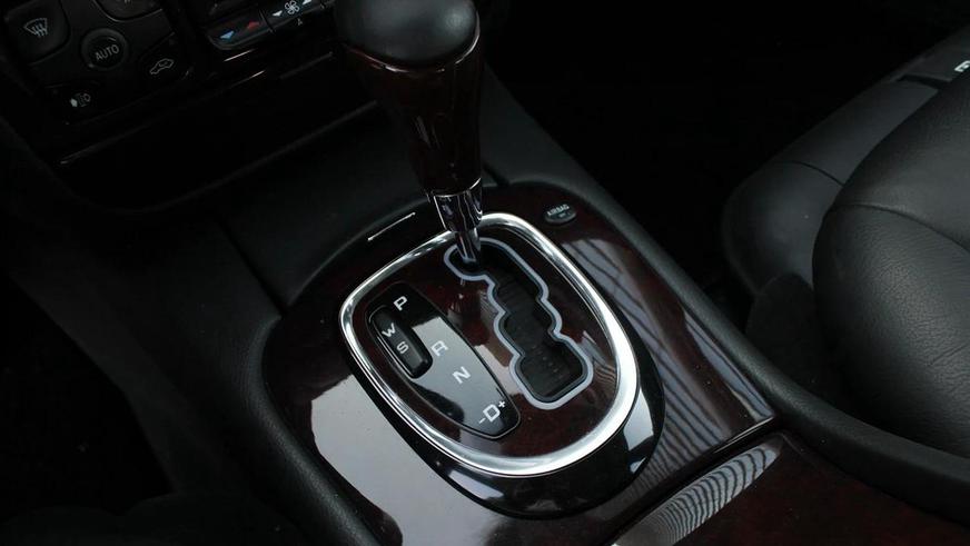 Mercedes-Benz S320 почти без пробега продают в Алматы