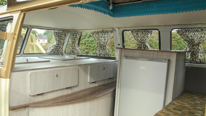 Volkswagen T2 превратили в тягач-кемпер и выставили на продажу