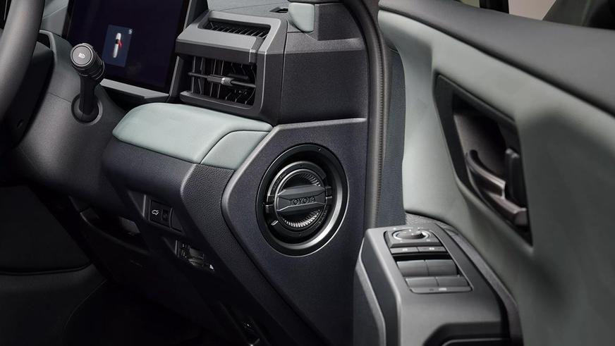 Новый Toyota RAV4 получил сразу два бодикита в Японии