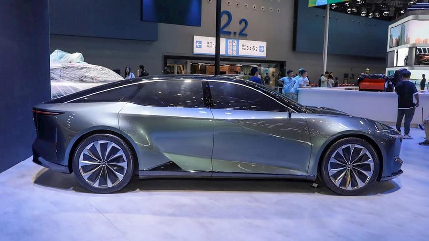 Toyota представила в Китае новый электроседан bZ7