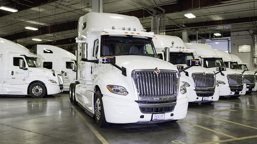 Беспилотные грузовики вдвое быстрее ведомых человеком