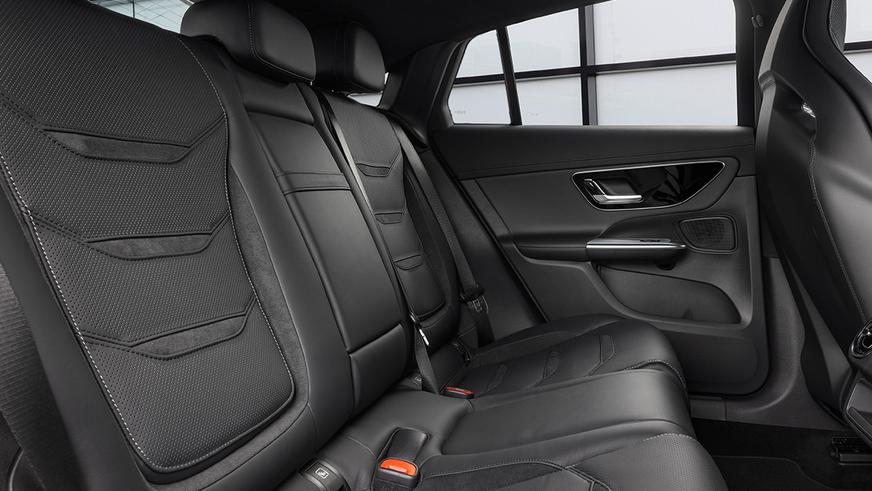 Кросс-купе Mercedes-Benz GLC получило сразу две версии от AMG