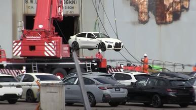 BMW со сгоревшего автовоза хотят продавать по всему миру