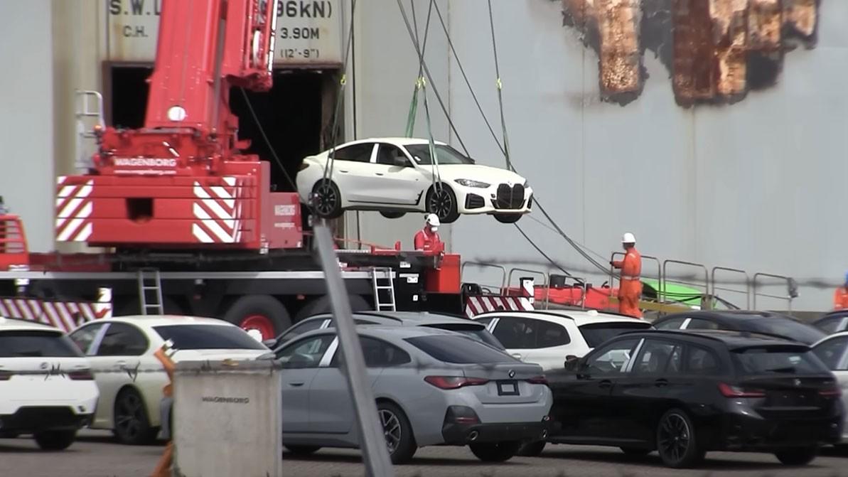 BMW со сгоревшего автовоза хотят продавать по всему миру