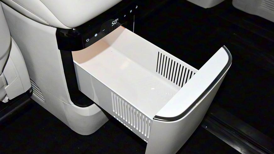 Geely открыла в КНР приём заказов на вэн V900