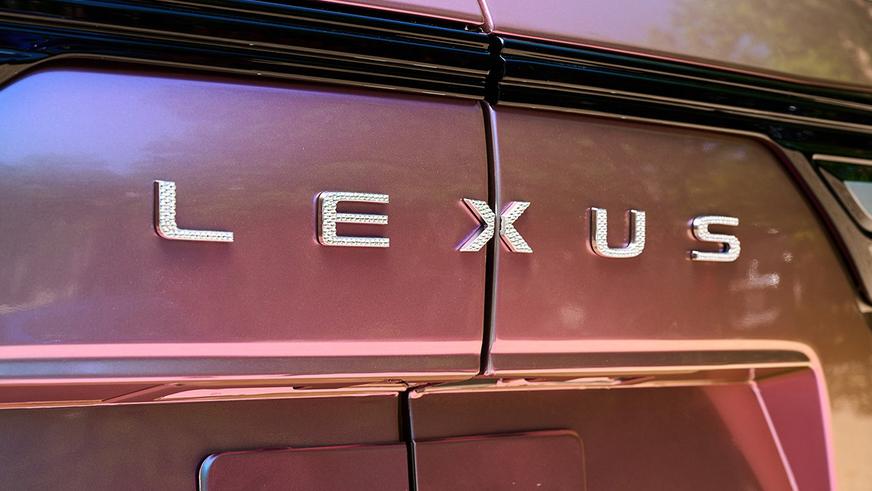 Lexus LX превратили в гламурный маникюрный салон