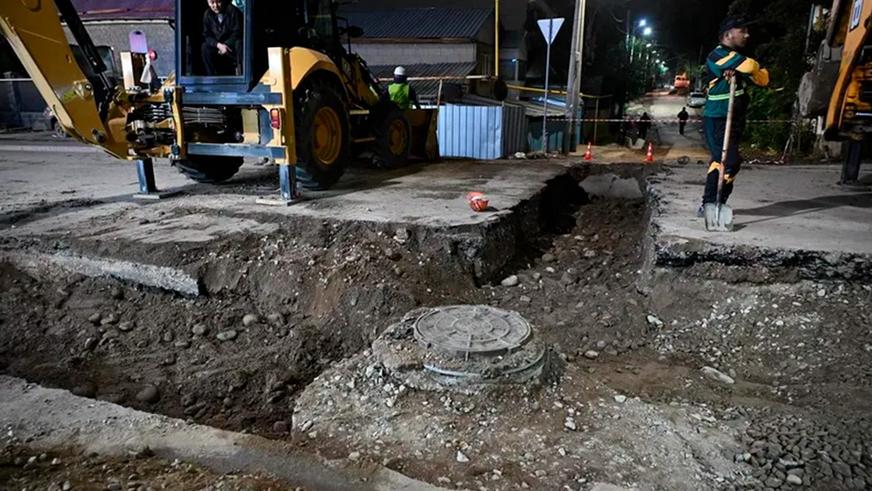Более десятка авто повреждено на размытой дождём улице в Алматы