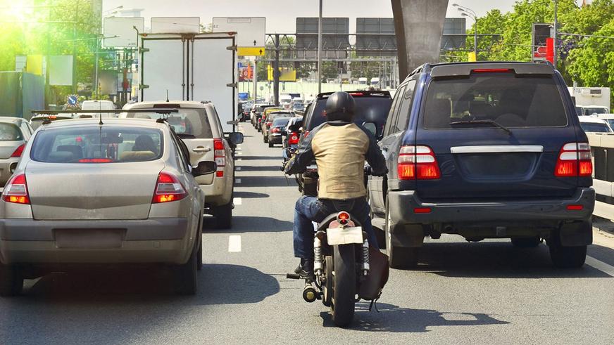 Прямо под автобус столкнул мотоциклиста водитель «лексуса»