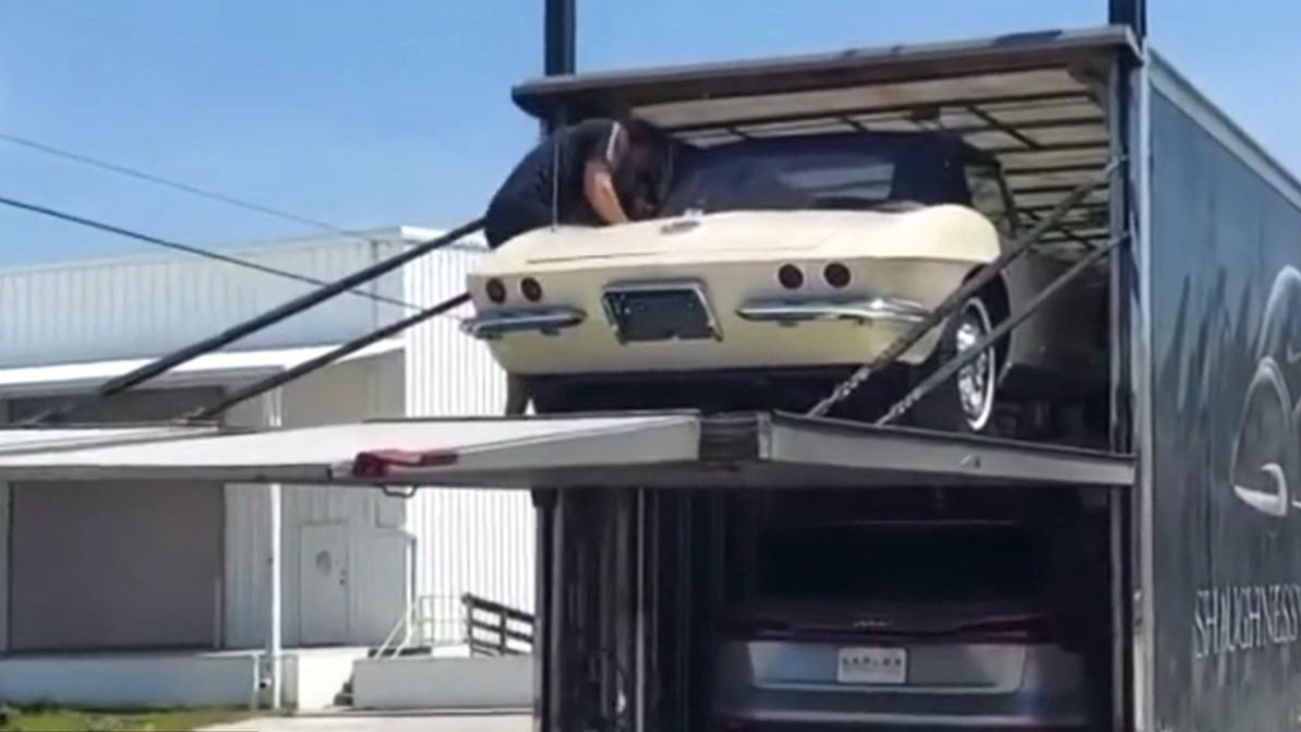 Сирек кездесетін Chevrolet&nbsp;Corvette автотасығыштан құлады