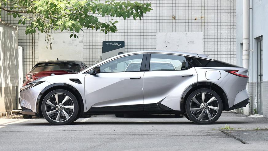 В Китае стартовали продажи самой большой электрической Toyota