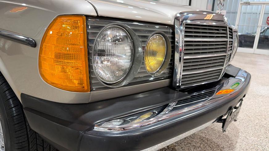 На торгах замечен Mercedes-Benz W123 почти без пробега