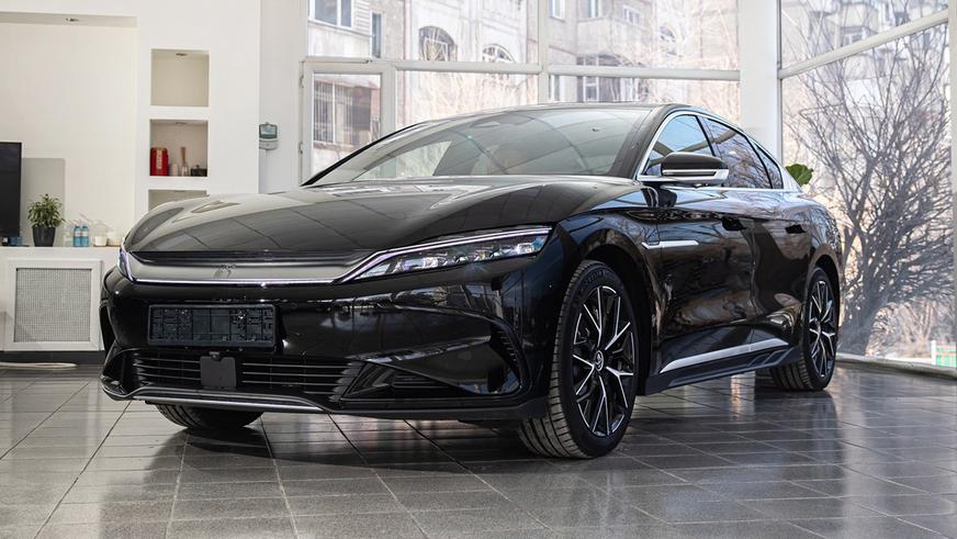 Автосалондағы электромобильдер саудасы