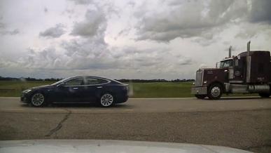 tesla-speeding-aВодитель Tesla решил поспать на скорости 150 км/чmain