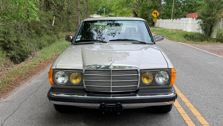 На торгах замечен Mercedes-Benz W123 почти без пробега
