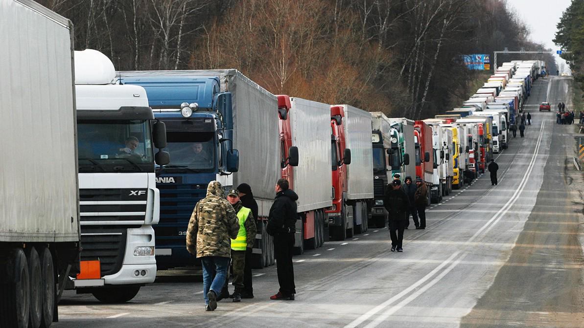 Как казахстанских дальнобойщиков выведут из Украины