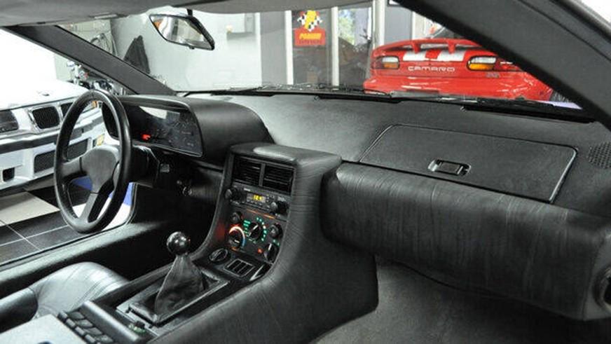 На продажу выставили DeLorean, простоявший в гараже 36 лет