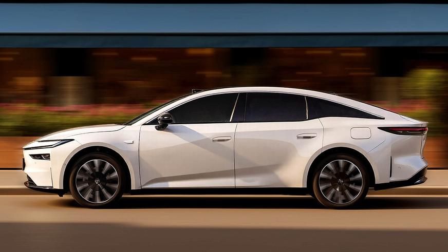 Электроседан Toyota bZ7 предложат в Китае за 14.6 млн тенге