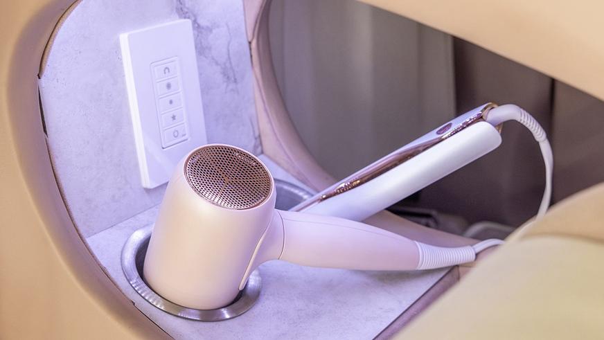 Lexus LX превратили в гламурный маникюрный салон