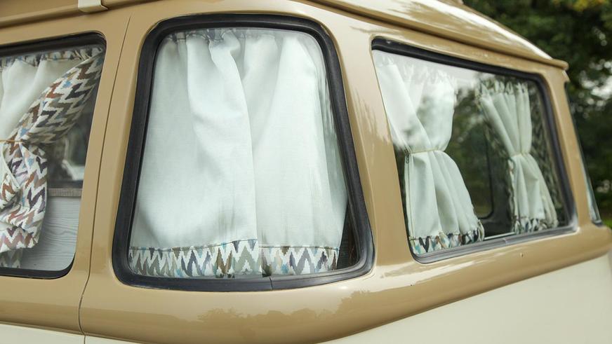Volkswagen T2 превратили в тягач-кемпер и выставили на продажу