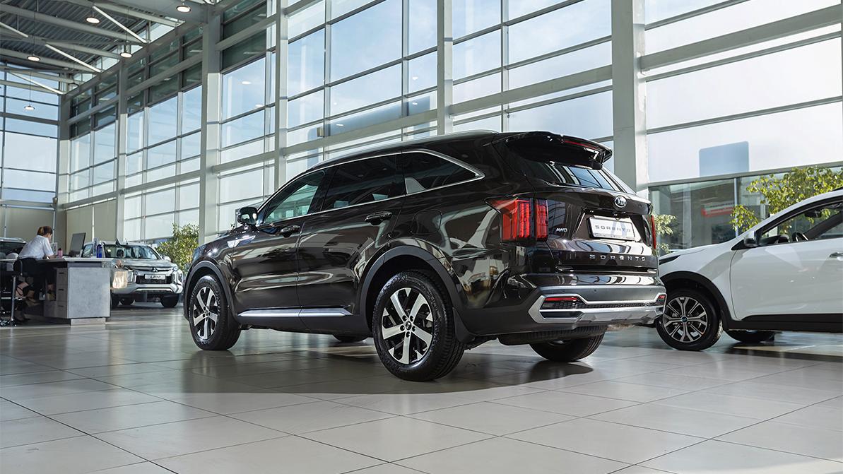 Почему в автосалонах Казахстана не хватает машин