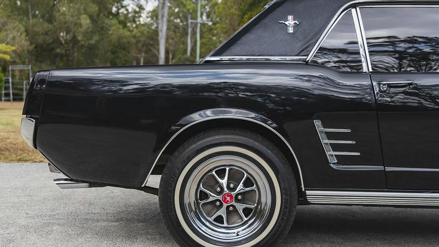 Лимузин Mustang с правым рулём пустили с молотка