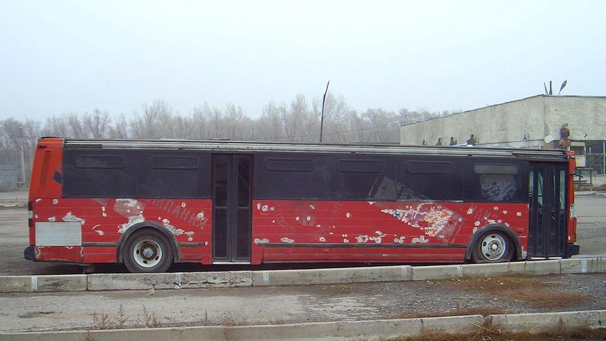 Неизвестные автобусы Алматы: красный, синий и белый в голубую полосочку