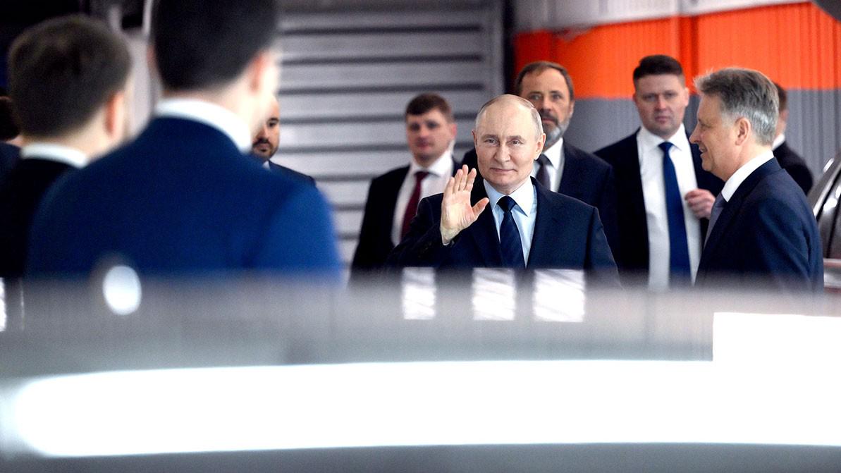 АВТОВАЗ Путинге жаңа кроссоверін көрсетті