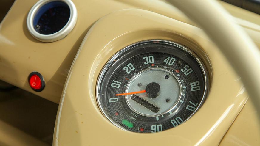 Volkswagen T2 превратили в тягач-кемпер и выставили на продажу