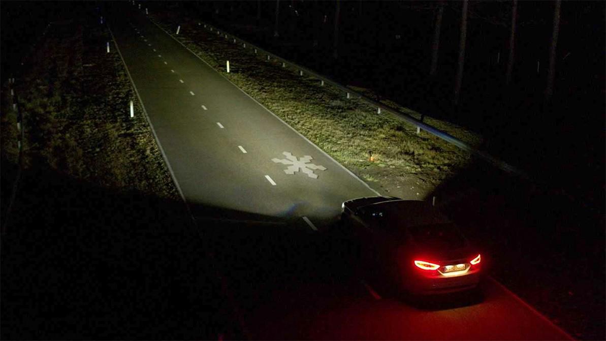 Ford шамы жол таңбасын көрсетеді