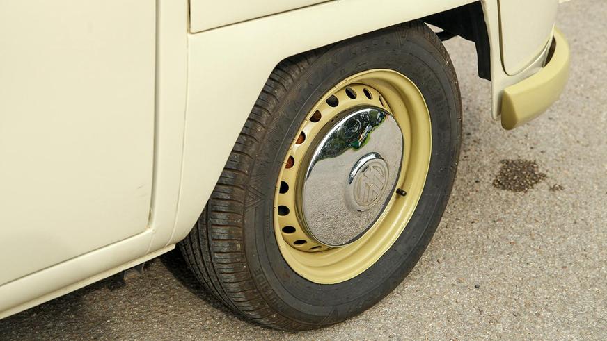 Volkswagen T2 превратили в тягач-кемпер и выставили на продажу