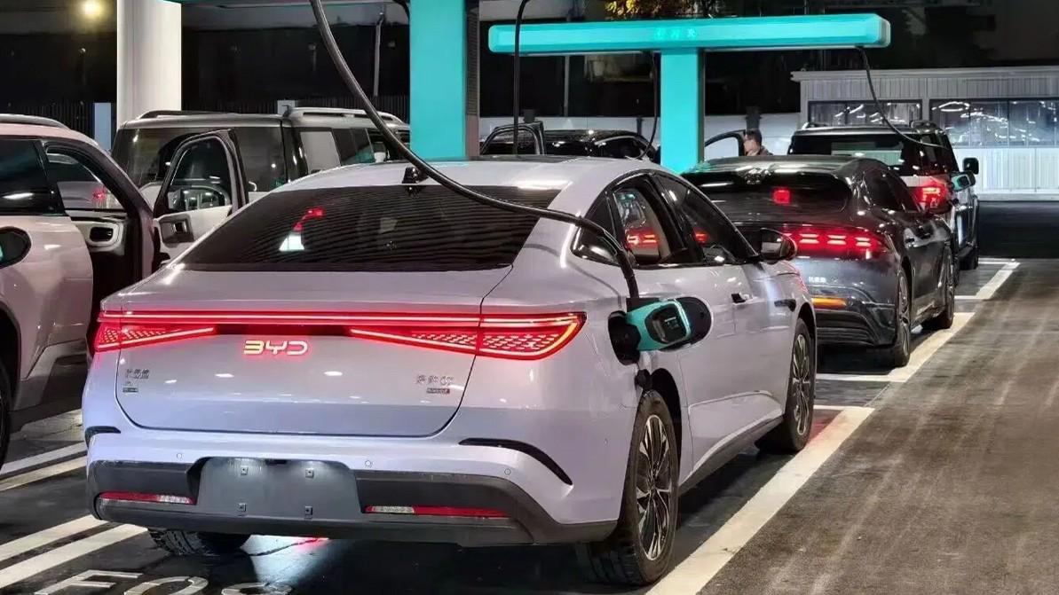 BYD 1500 киловаттық қуаттағышын сынақтан өткізіп жатыр
