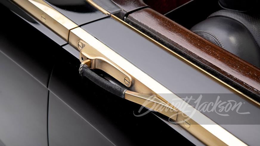 Уникальный Mercedes-Benz SL пустят с молотка